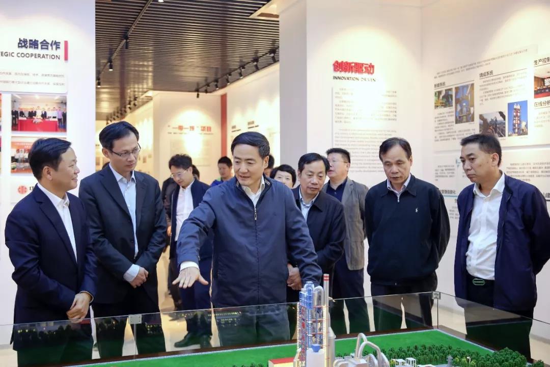 浙江省人大常委會副主任趙光君（左三）看望省人大代表、紅獅集團(tuán)董事長章小華